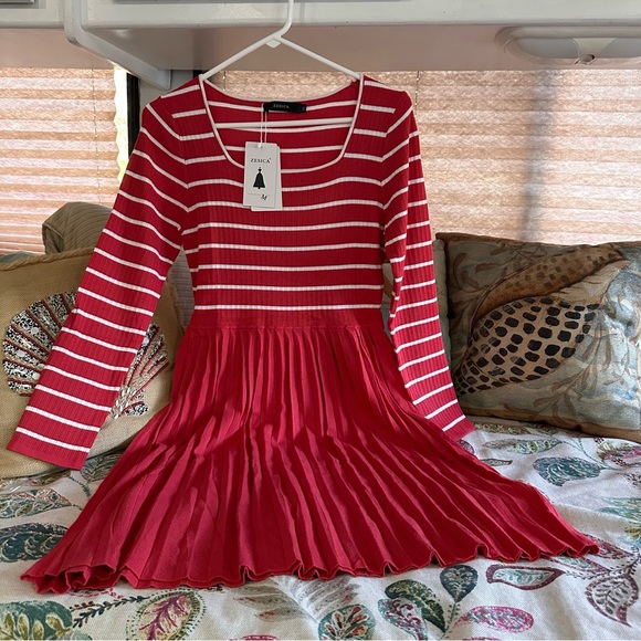 Zesica Dresses & Skirts - NWT FIT & FLARE CHRISTMAS MIDI DRESS Size Medium Long Sleeve Red Striped Pleated